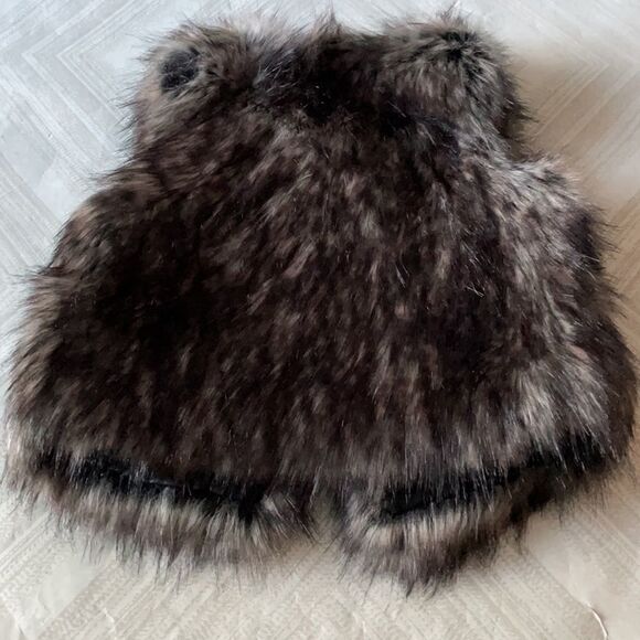 Vince Girls Dark Faux Fur Clip Closure Vest - Picture 6 of 7